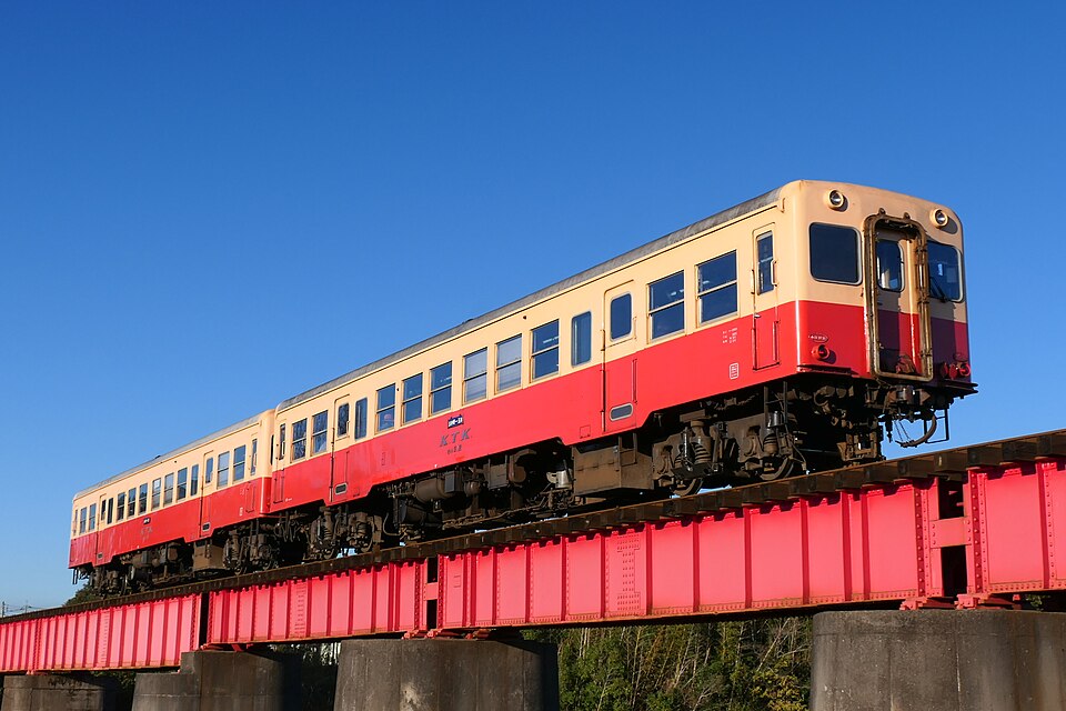 A Kominato Railway KiHa 200-series locomotive on a bridge.